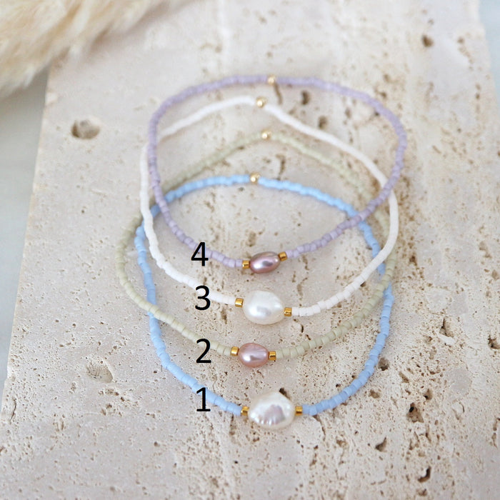 Minimalistické korálkové náramky s perlami (4 varianty)