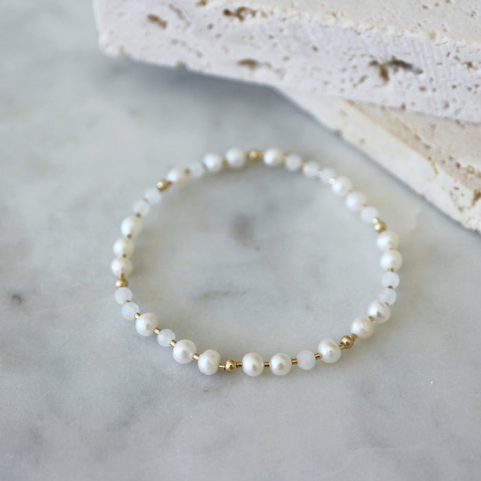 Náramek z perel a měsíčních kamenů