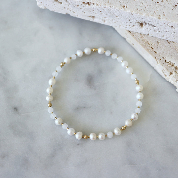 Náramek z perel a měsíčních kamenů