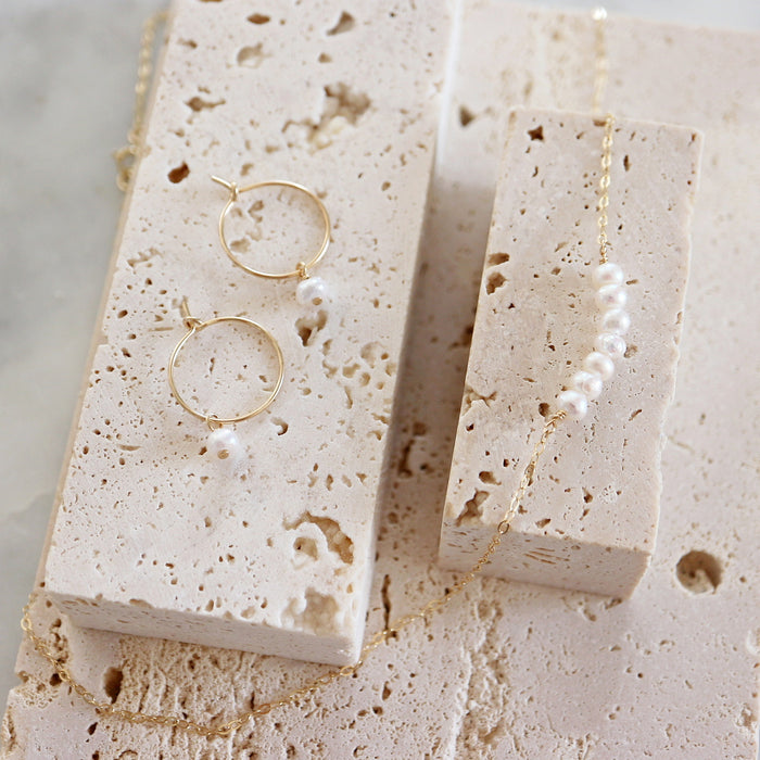 Set dvou minimalistických řetízků s perličkami