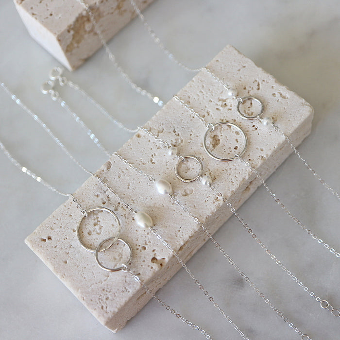 Stříbrný náhrdelník s oválnou perlou