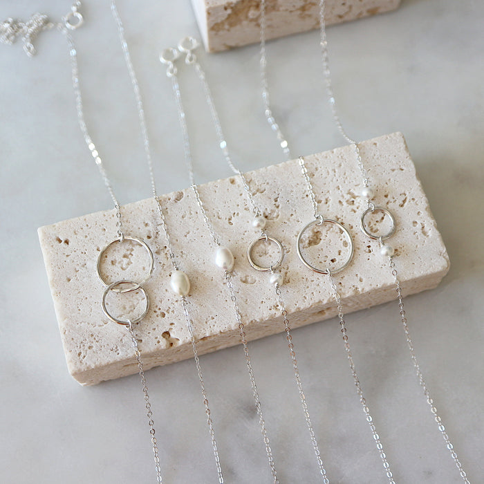 Stříbrný náhrdelník s oválnou perlou