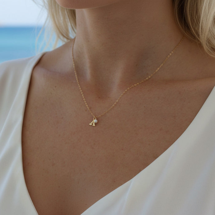 Náhrdelník s písmenkem a perlou