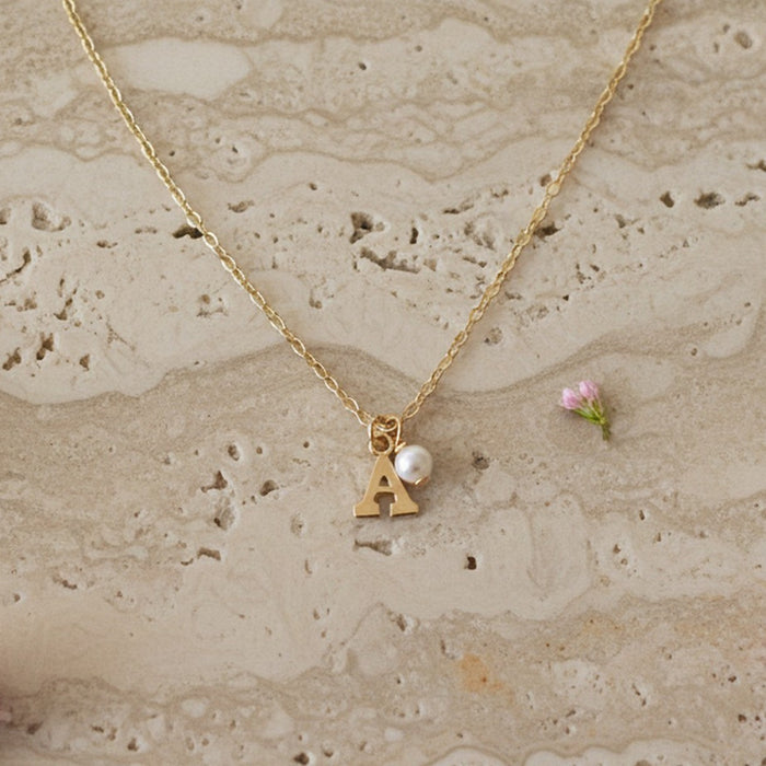 Náhrdelník s písmenkem a perlou