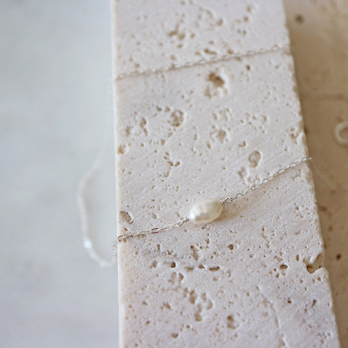 Stříbrný náhrdelník s oválnou perlou