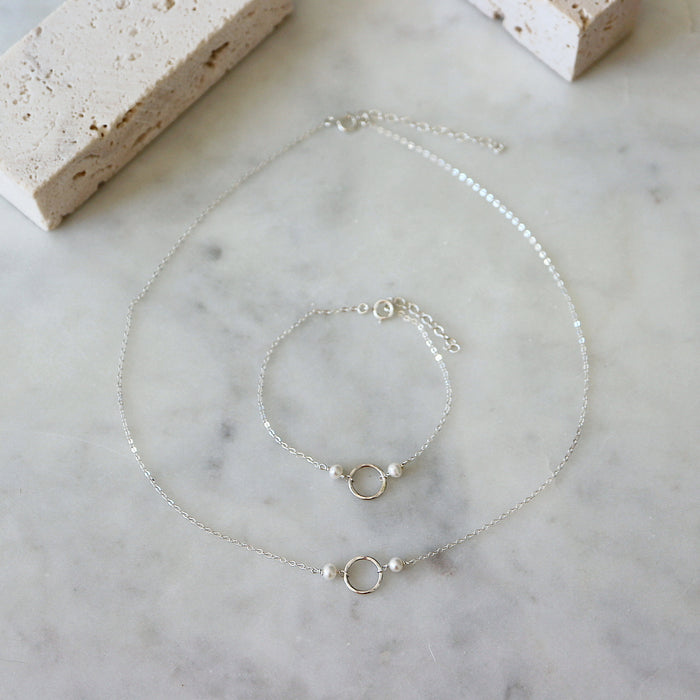 Stříbrný náhrdelník s karma kroužkem a perlami