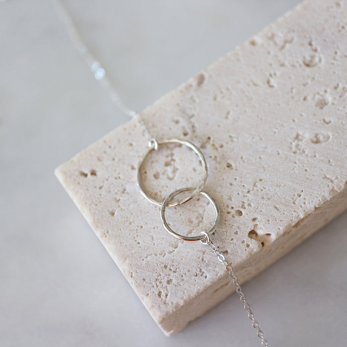 Stříbrný náhrdelník Spojení