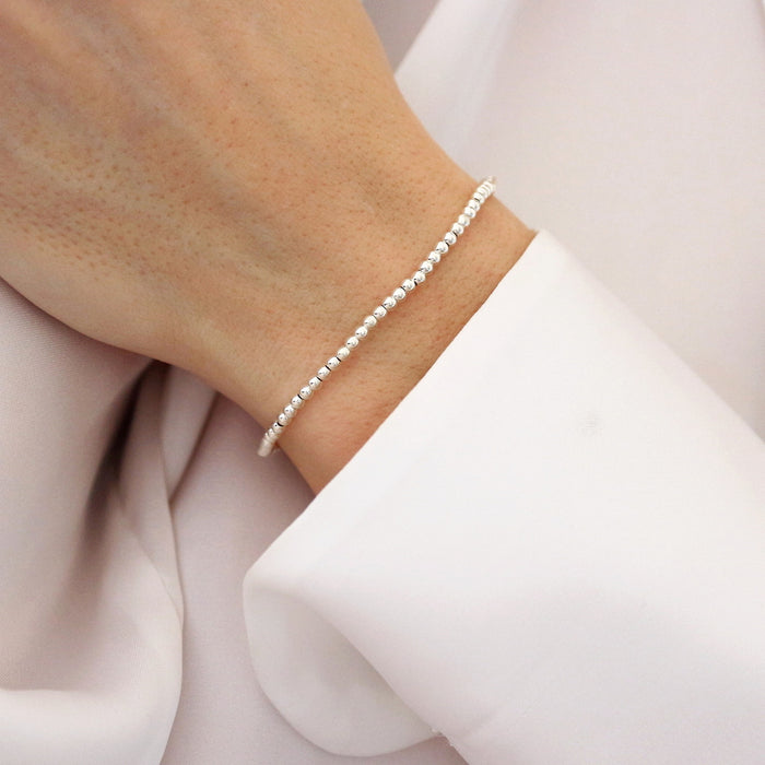 Stříbrný minimalistický náramek z korálků (2 mm)