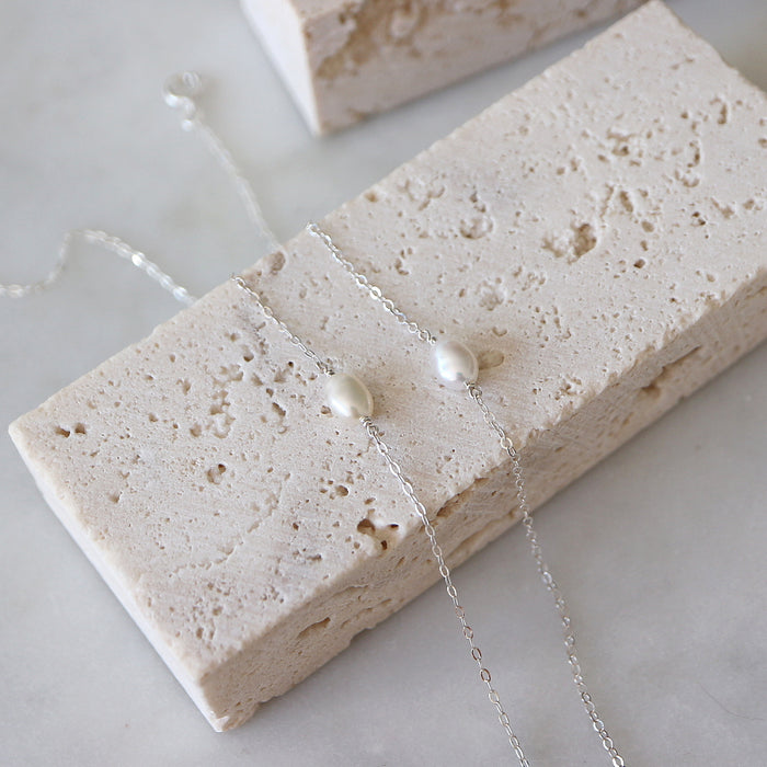 Stříbrný náhrdelník s oválnou perlou