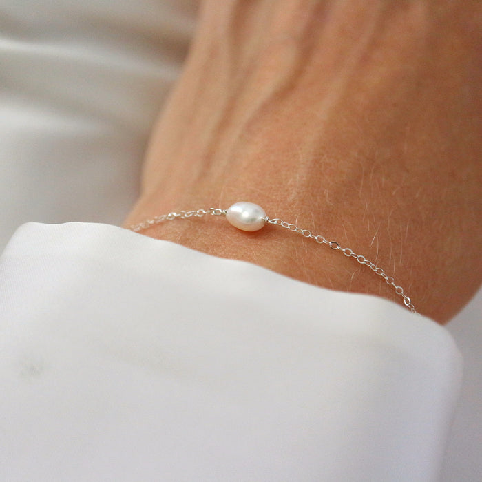 Stříbrný náramek s oválnou perlou