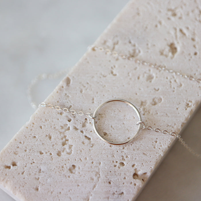 Stříbrný náhrdelník s karma kroužkem