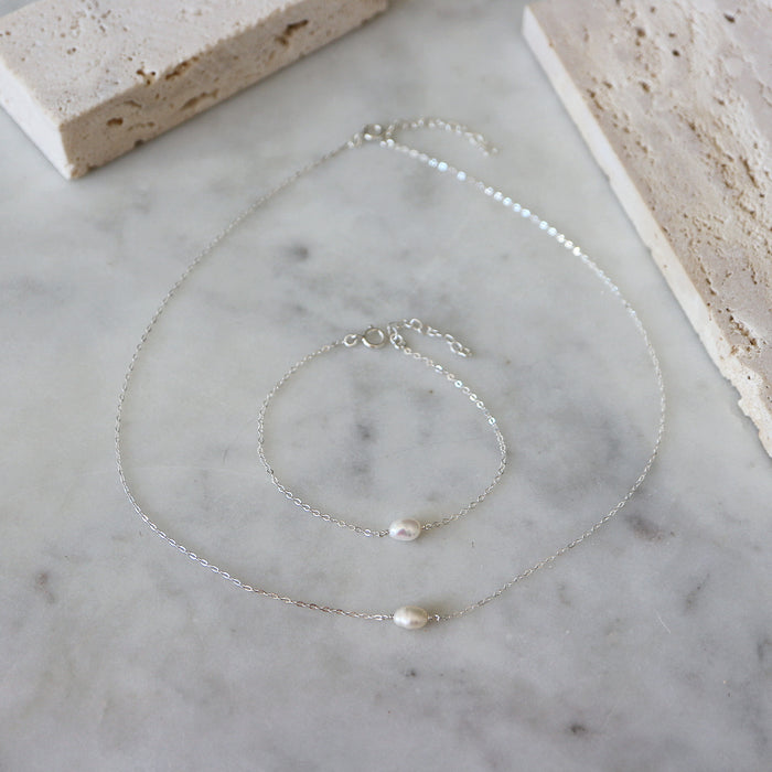 Stříbrný náramek s oválnou perlou