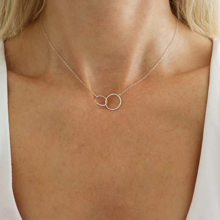 Stříbrný náhrdelník Spojení