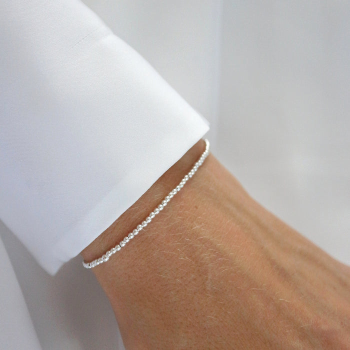 Stříbrný minimalistický náramek z korálků (2 mm)