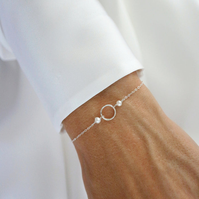 Stříbrný náramek s karma kroužkem a perlami