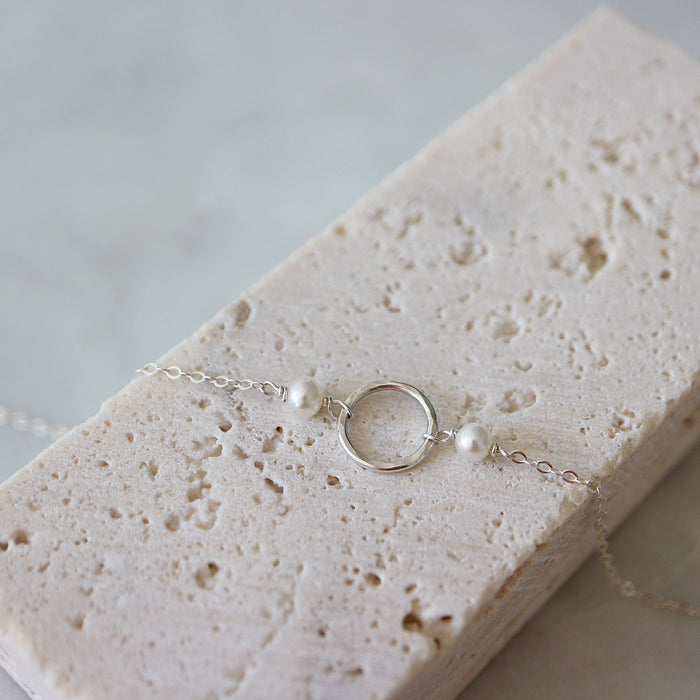 Stříbrný náhrdelník s karma kroužkem a perlami