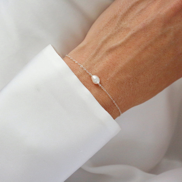 Stříbrný náramek s oválnou perlou