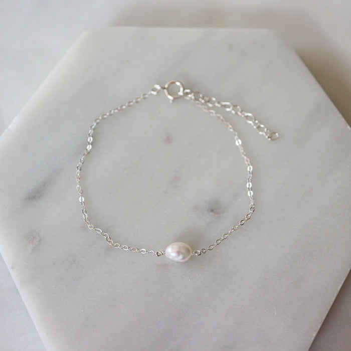 Stříbrný náramek s oválnou perlou
