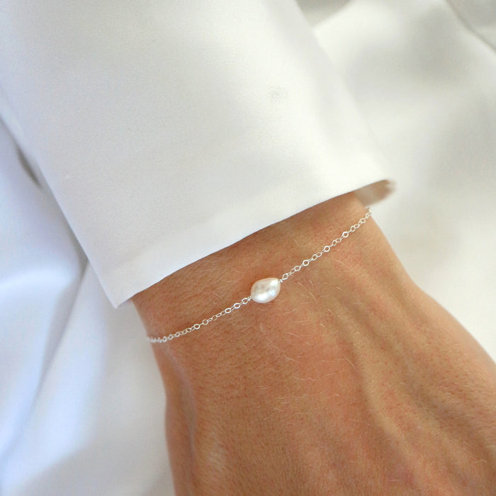 Stříbrný náramek s oválnou perlou