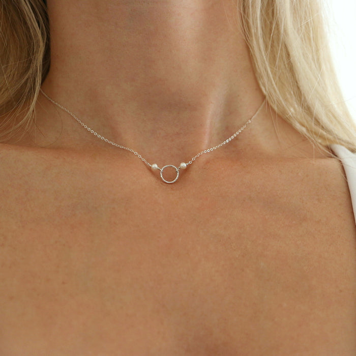 Stříbrný náhrdelník s karma kroužkem a perlami