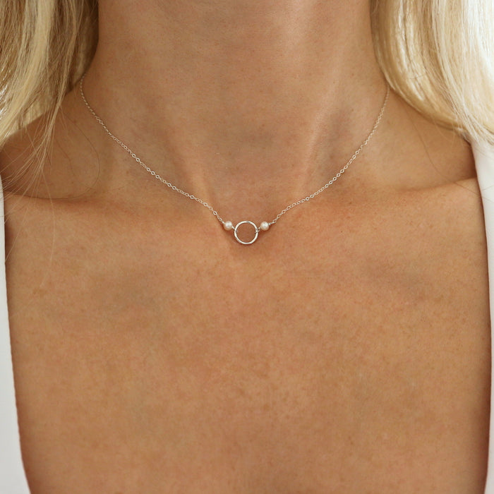 Stříbrný náhrdelník s karma kroužkem a perlami