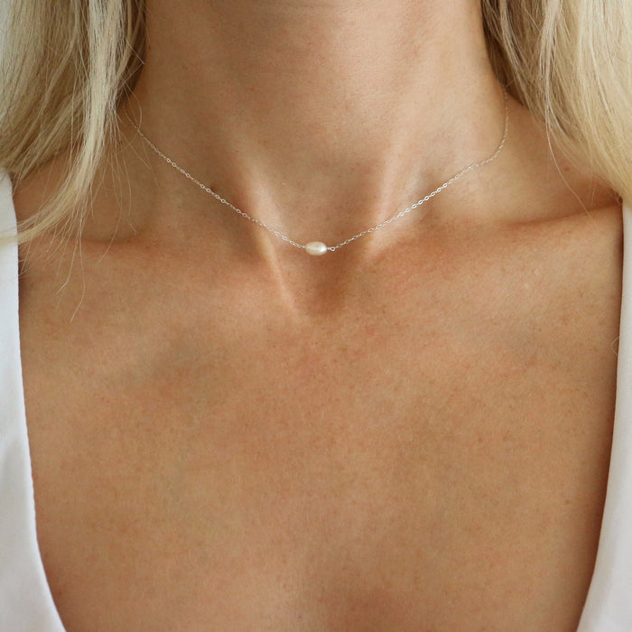 Stříbrný náhrdelník s oválnou perlou