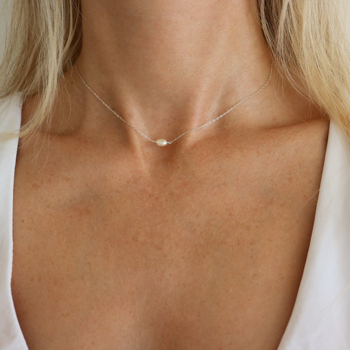 Stříbrný náhrdelník s oválnou perlou