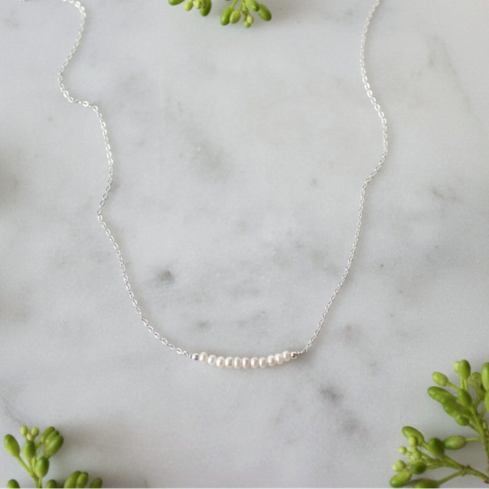 Stříbrný minimalistický náhrdelník s perličkami