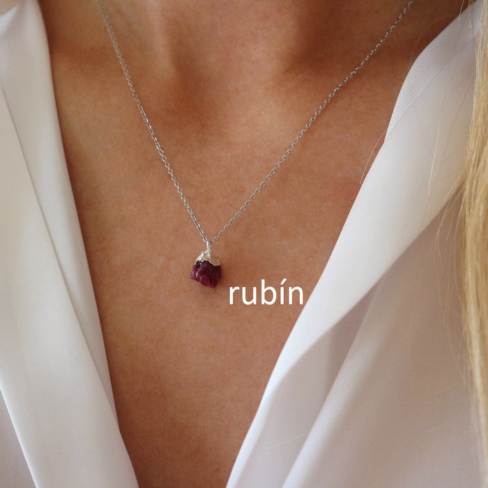 Stříbrný náhrdelník s neopracovaným polodrahokamem