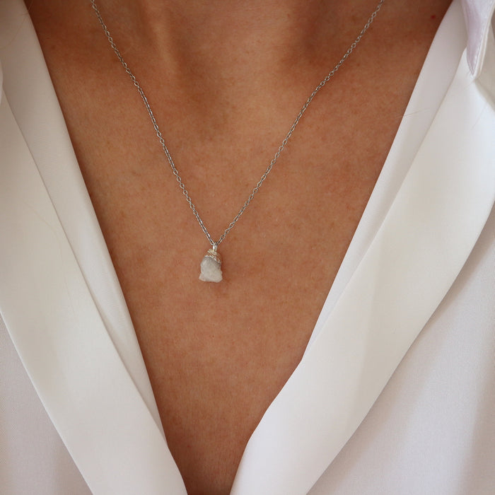 Stříbrný náhrdelník s neopracovaným polodrahokamem